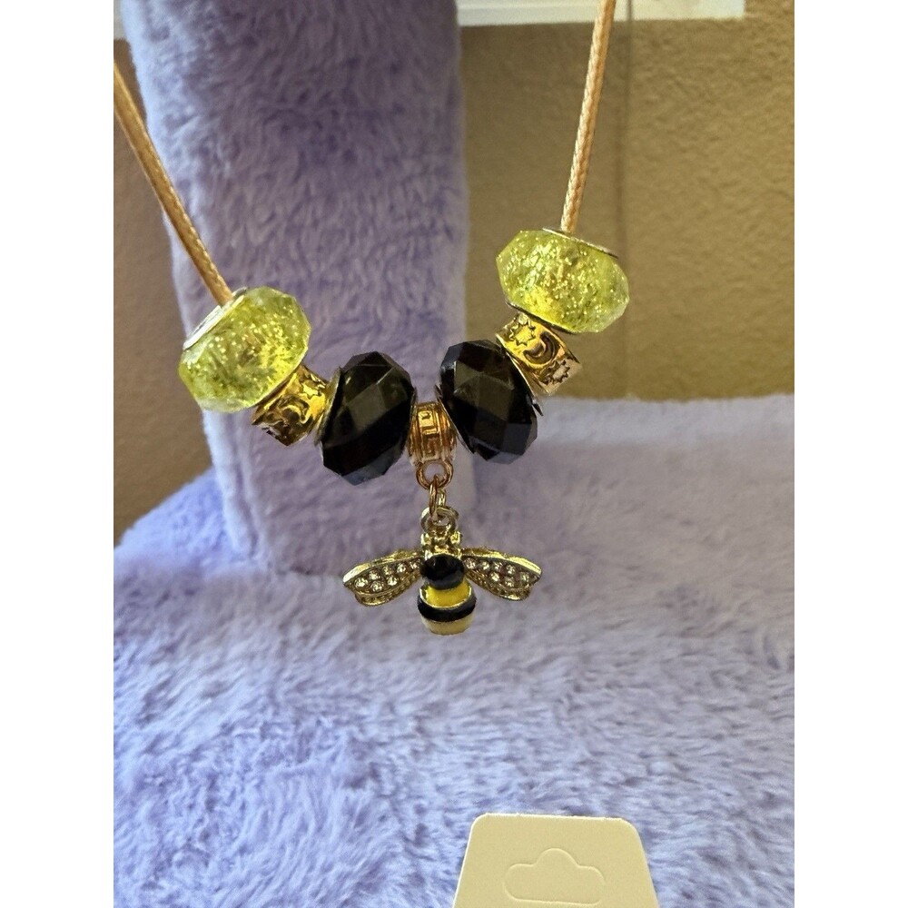 Bee pendant necklace beads black and gold